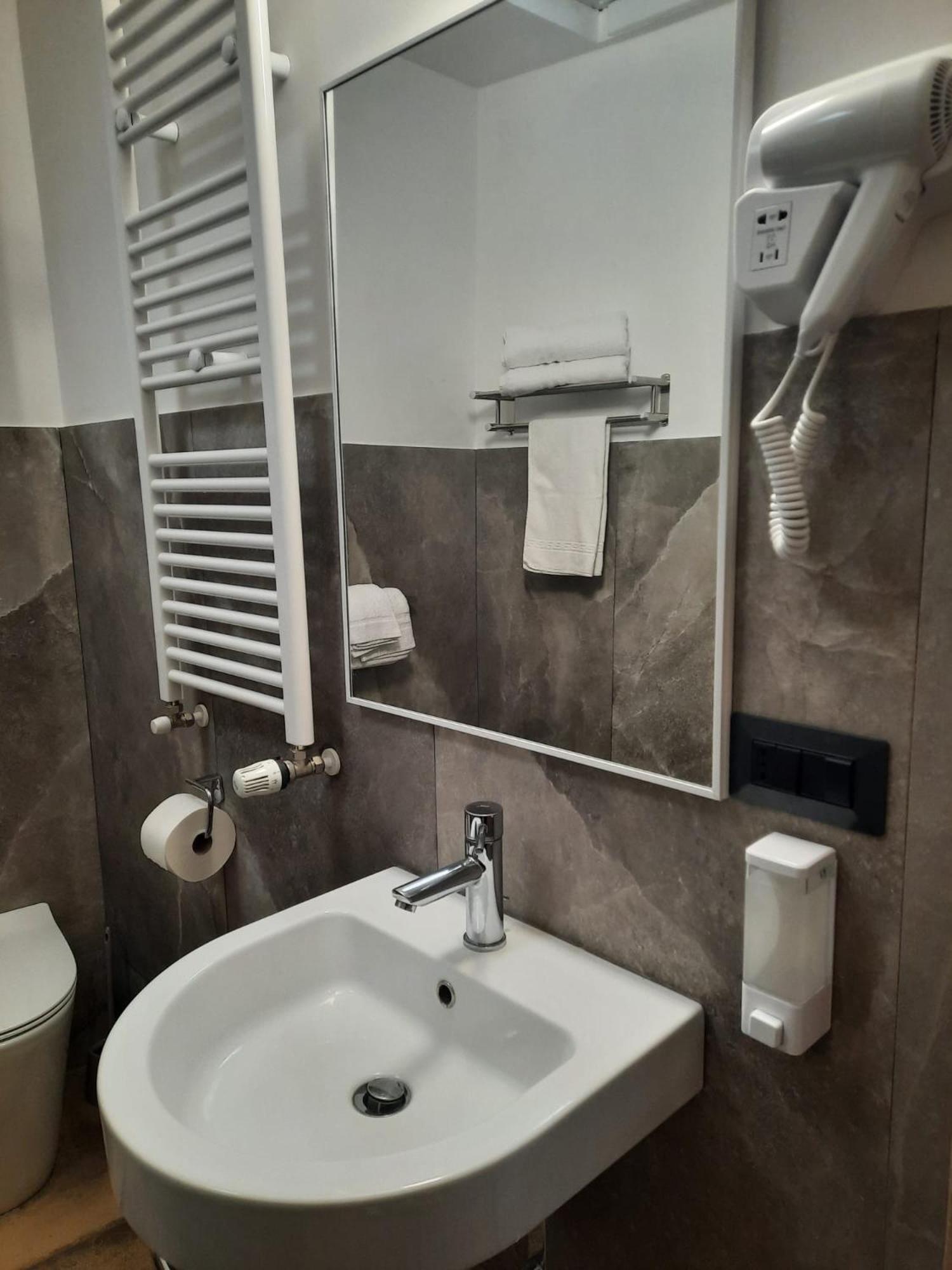 Апартаменты Viccinella House Capranica Экстерьер фото